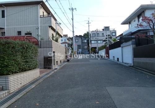 Local photos, including front road. Spacious in the front road 6.5m Traffic volume is low