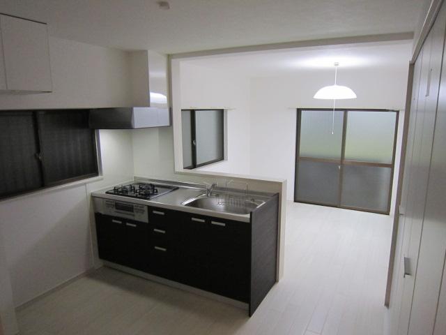 Living. Renovated in stylish living