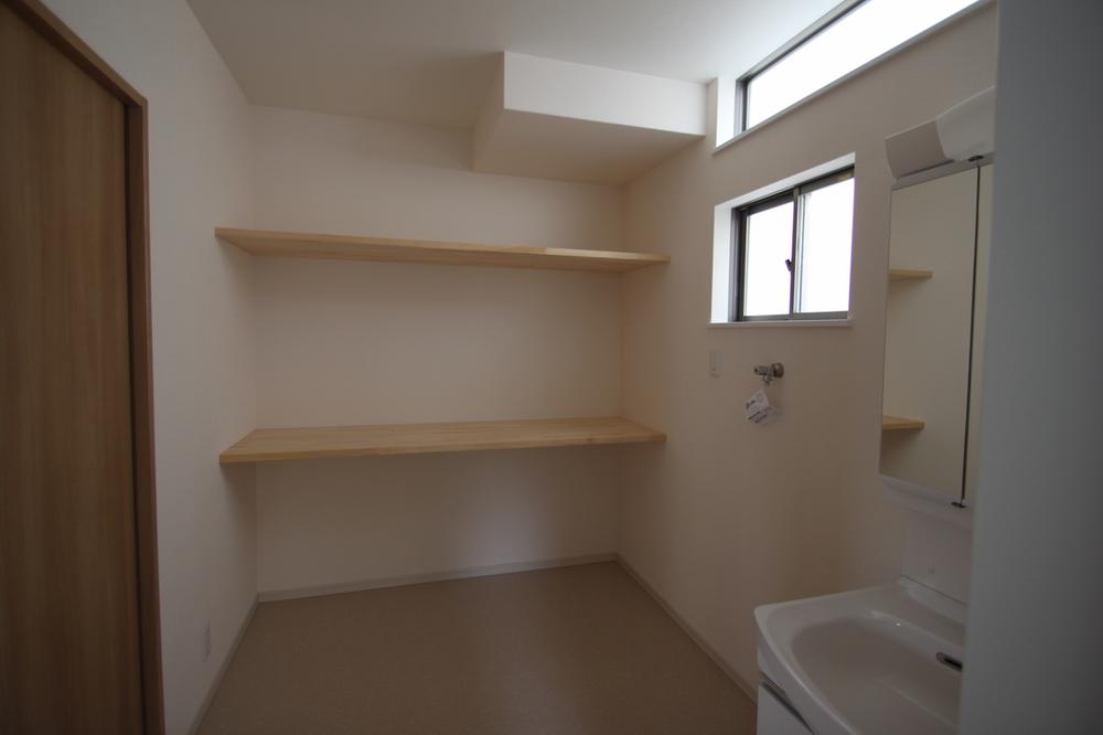 Wash basin, toilet. Spacious 3.7 tatami wash room, complete with storage of large capacity, It was realized the comfort of the child care and nursing care.