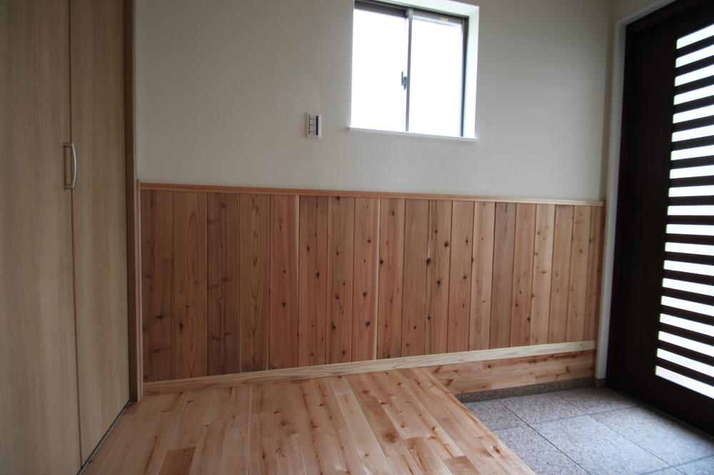 Entrance. Of diatomaceous earth material Cross and cedar waist panel is, For us creating a bright and clear space.