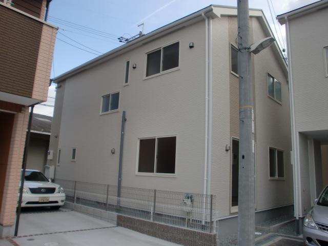 Local photos, including front road. Same specifications of the company's other properties