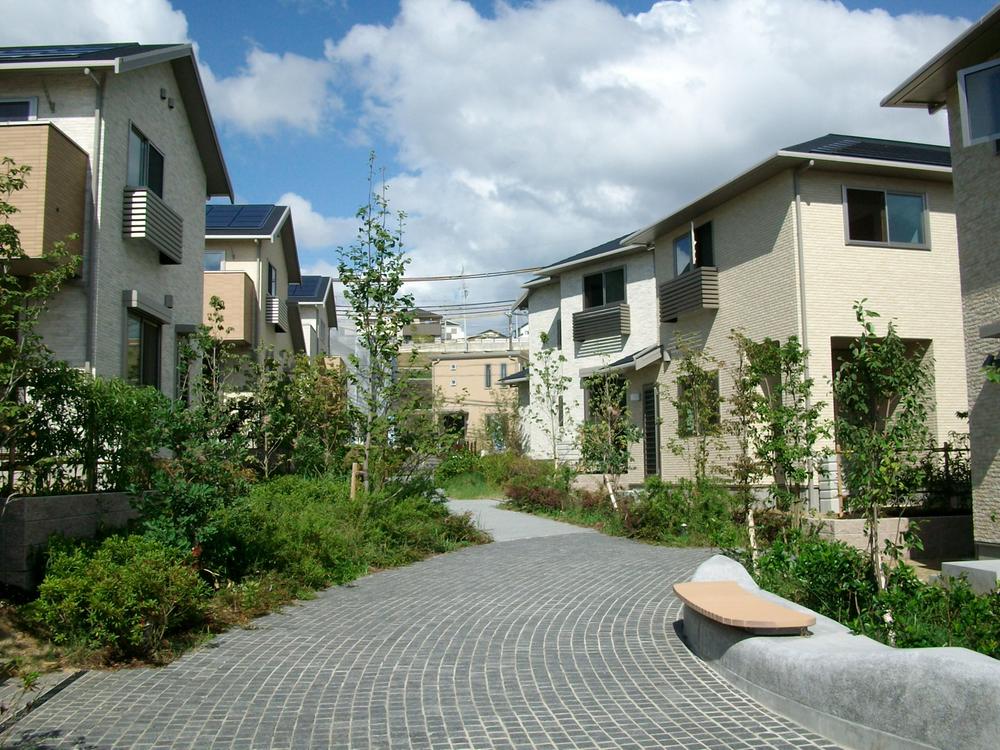 Beautiful promenade of interlocking. Installing the promenade between the back-to-back of the building. Realize the two-sided lighting from the front road and promenade. Affluent living environment with no feeling of pressure.. Beautiful promenade of interlocking.