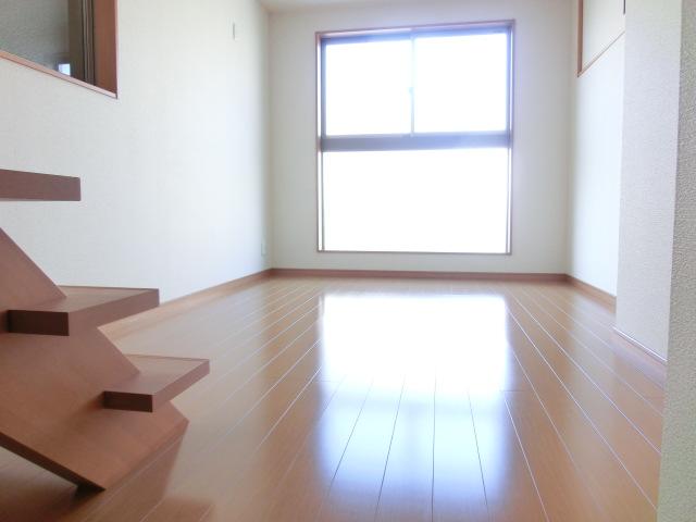 Living. Sunlight enters the Sansan from window