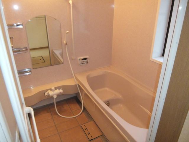 Bathroom. Bathroom with a window! Ideal for ventilation. 