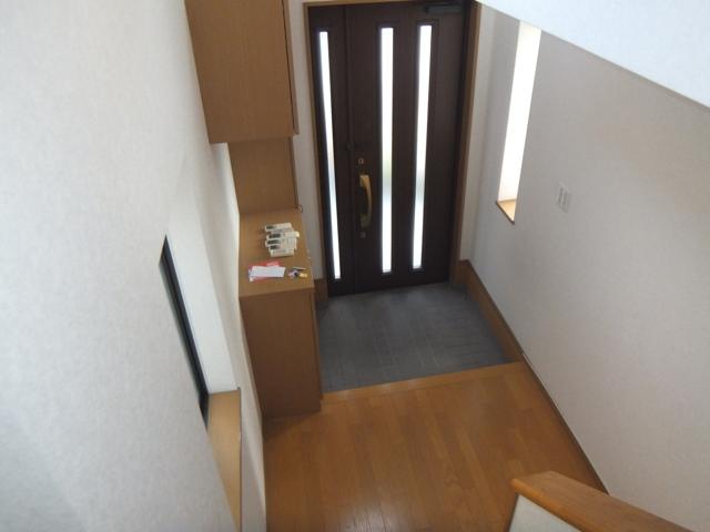 Entrance. Has become the front door upper part also blow, Open impression have