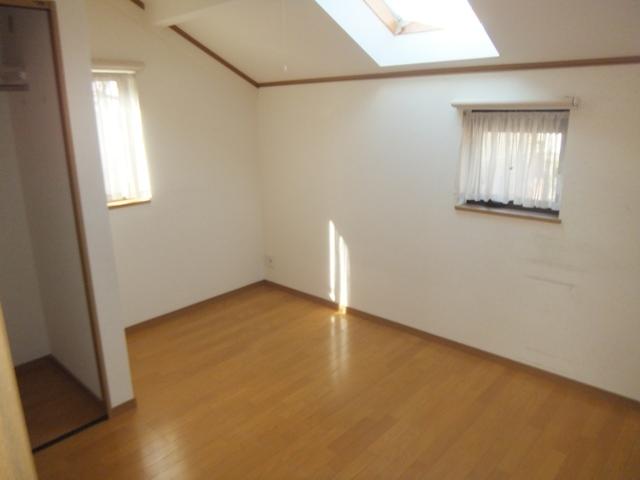 Non-living room. Second floor Western-style also sunny