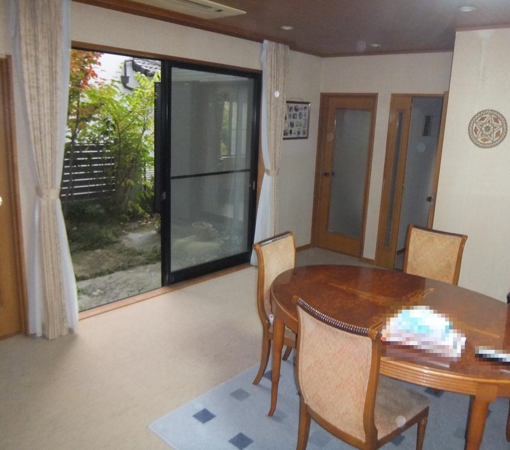 Living. Overlook the courtyard from the room (living room. )