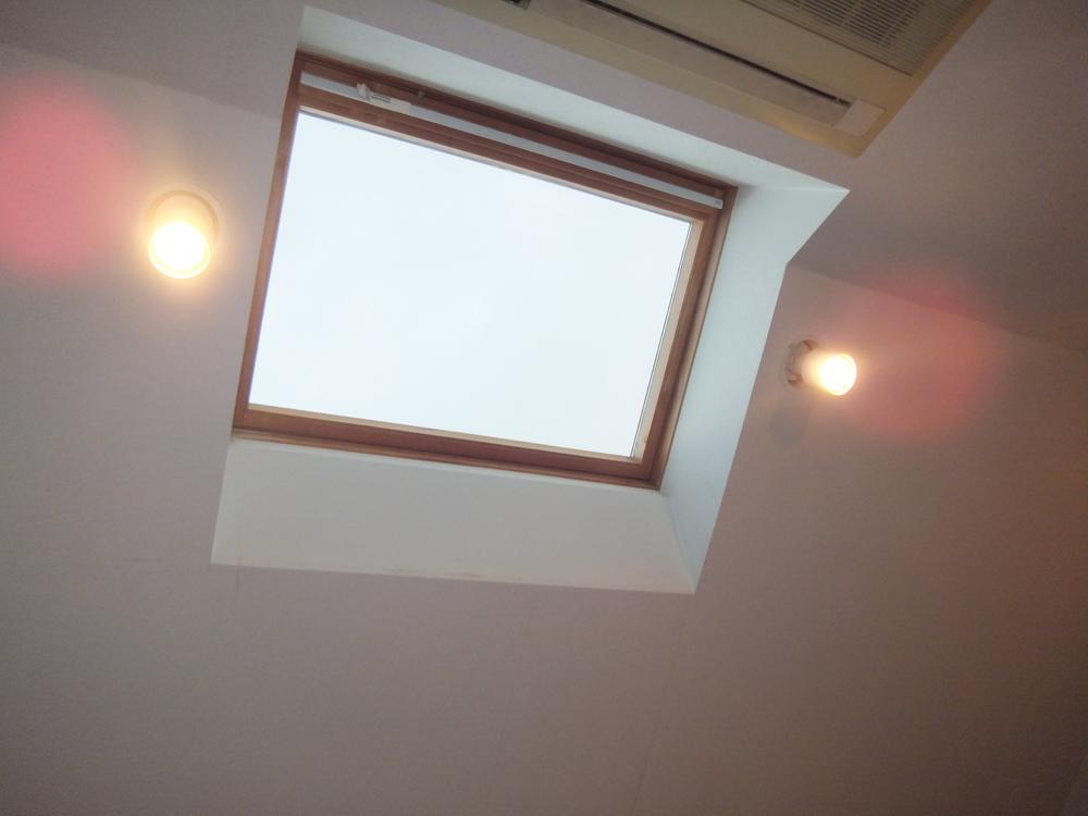 Non-living room. Indoor (11 May 2012) shooting ・ There are three floors to the Western-style top light, Bright room. 