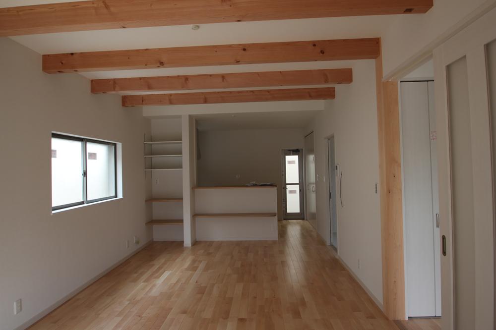 Living. It was built in the solid floor and show beamed ceilings maple (maple), Large and bright living room.