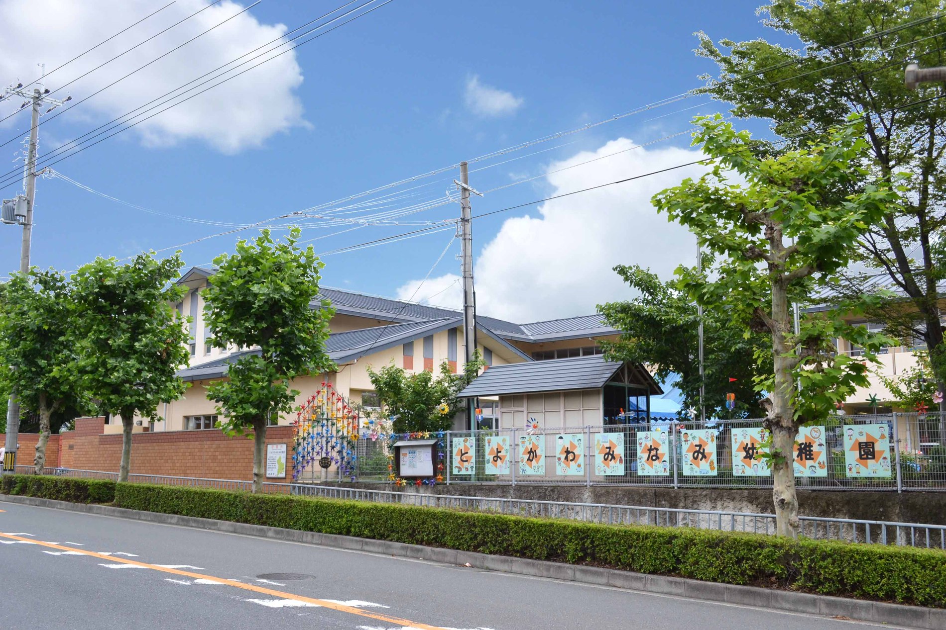 kindergarten ・ Nursery. Minami Toyokawa 1000m to kindergarten  [Walk 13 minutes] A non-entering kindergarten children in the target, It held a play with, such as singing and Teasobi playground equipment and Sand "meeting of the windmill," along with the teacher to decide the monthly theme. Let Mimamoro the development of children with a healthy and prosperous heart both physically and mentally