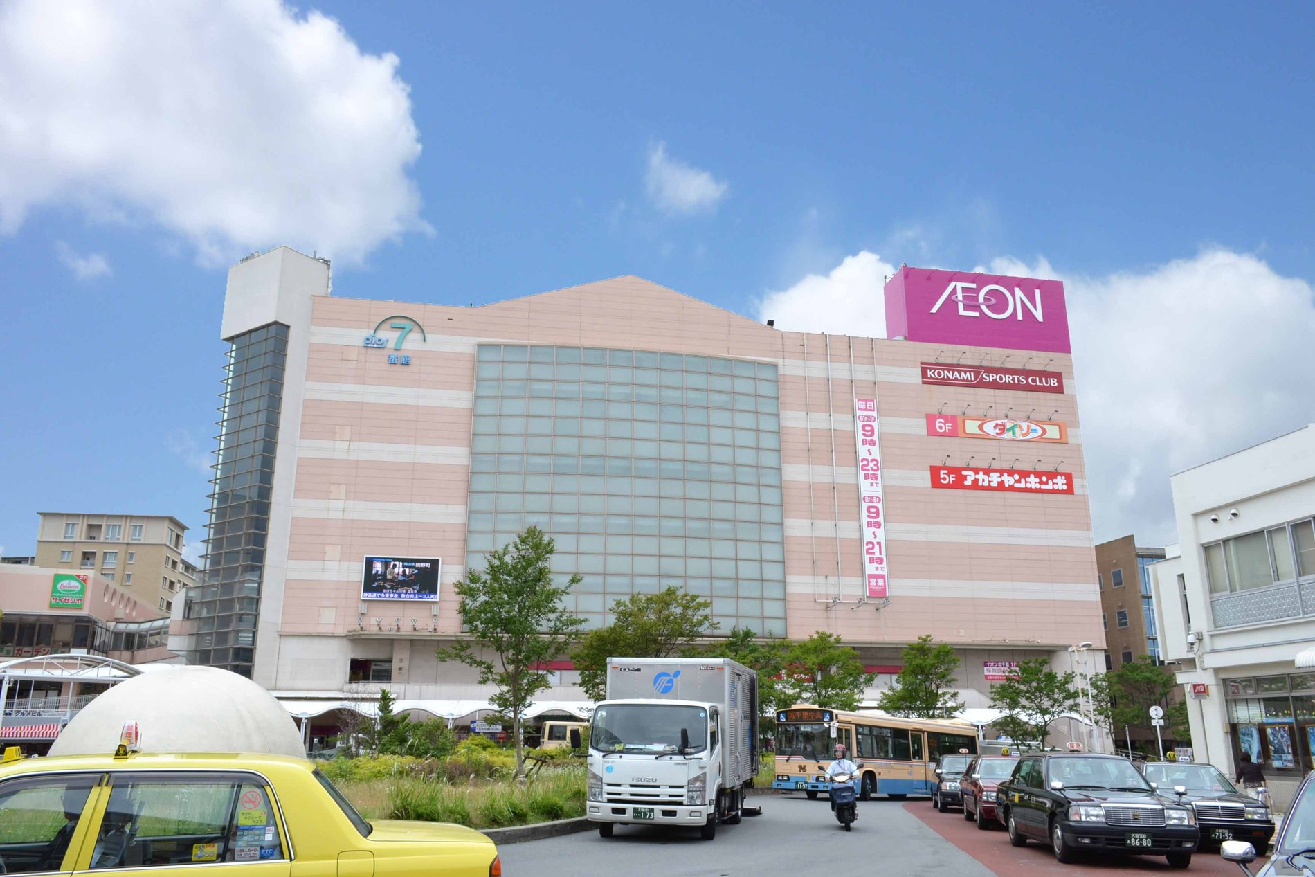 Shopping centre. 2000m until the ion Kitasenri shop  [Walk 25 minutes] Grocery department 9:00 ~ Large-scale commercial facilities operating until 23:00. In front of the Hankyu Senri Line "Kitasenri" station, Tachiyoreru feel free even after work. Also happy POINT can commute sitting from "Kitasenri" station of the first train