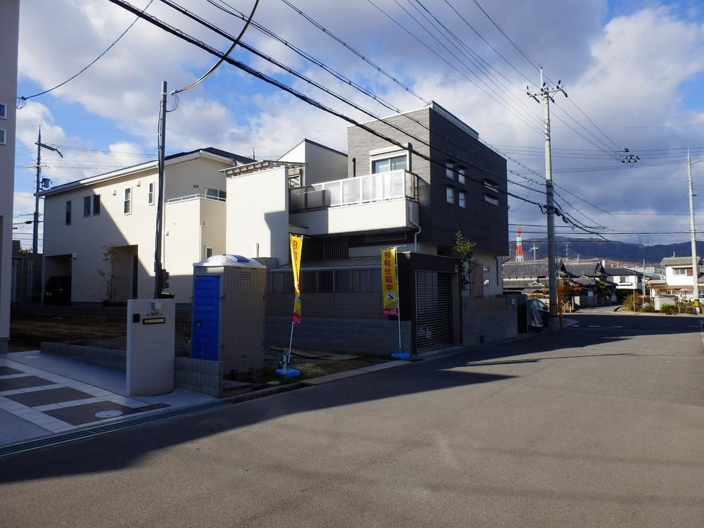 Local photos, including front road. Local road in front of the wide roads, Traffic is also little quiet environment. It is situated well-equipped both of livable convenience with the natural environment.