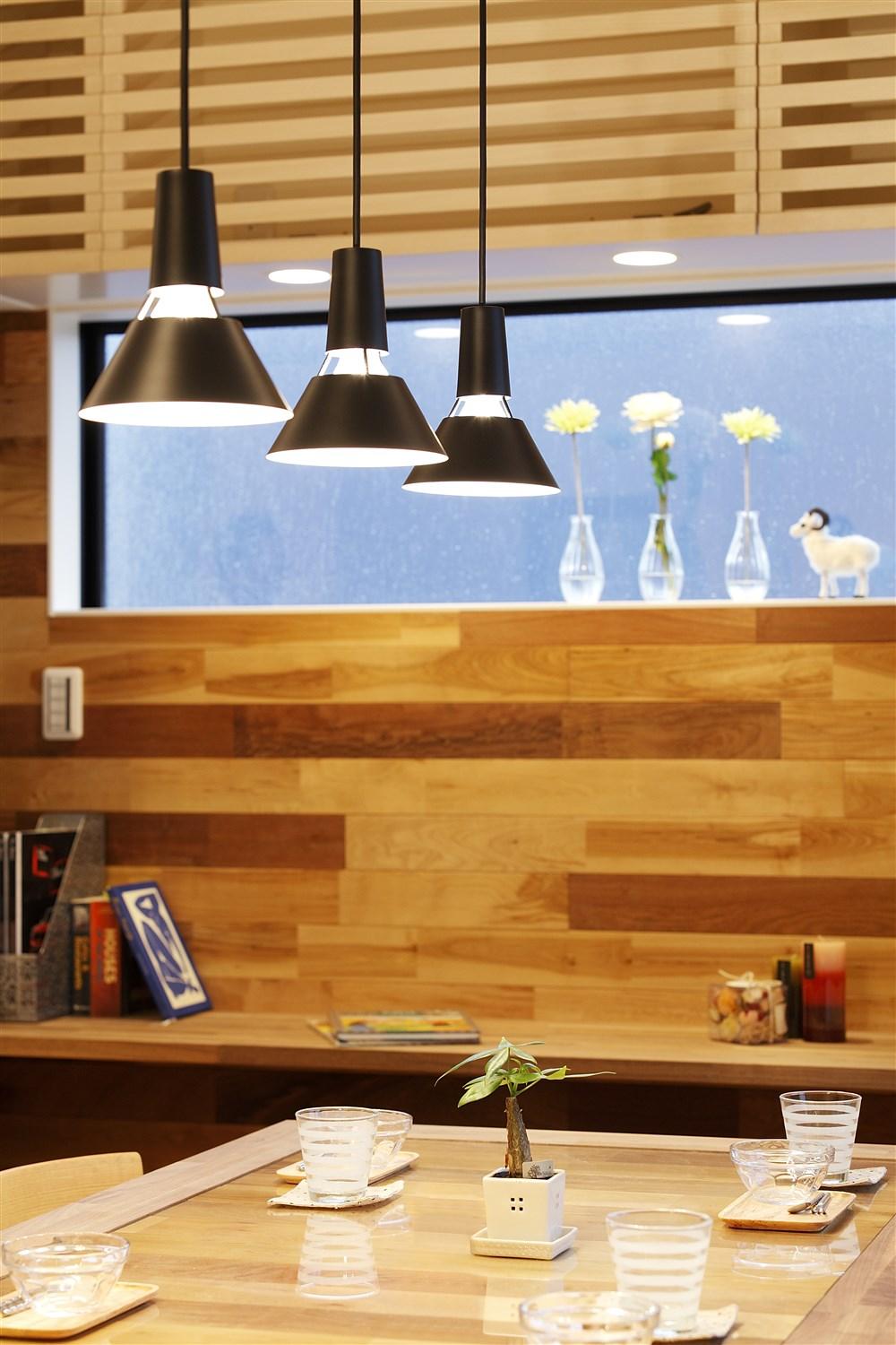 Building plan example (introspection photo).  [Our construction cases] Installed a window in a high position will ask the appearance of the outside without having to worry about the line of sight. While watching the window to change a facial expression by changes in the sun, Guests can enjoy a leisurely meal time.