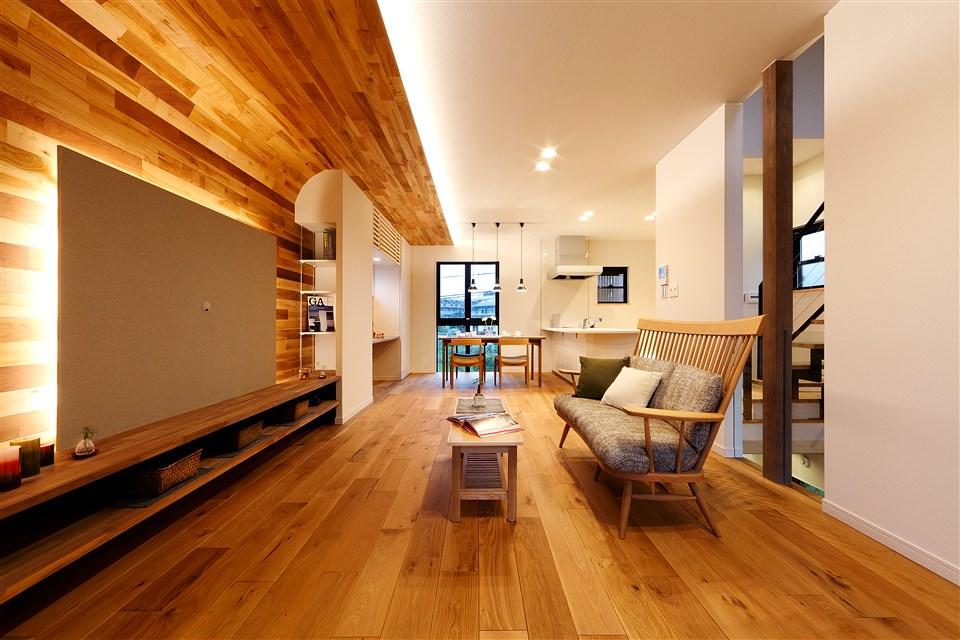 Building plan example (introspection photo).  [Our construction cases] Like me wrap design of the extended tree-to-ceiling, LDK of the warm atmosphere of the Wood. You have me up even further coziness lighting to illuminate the space faintly.