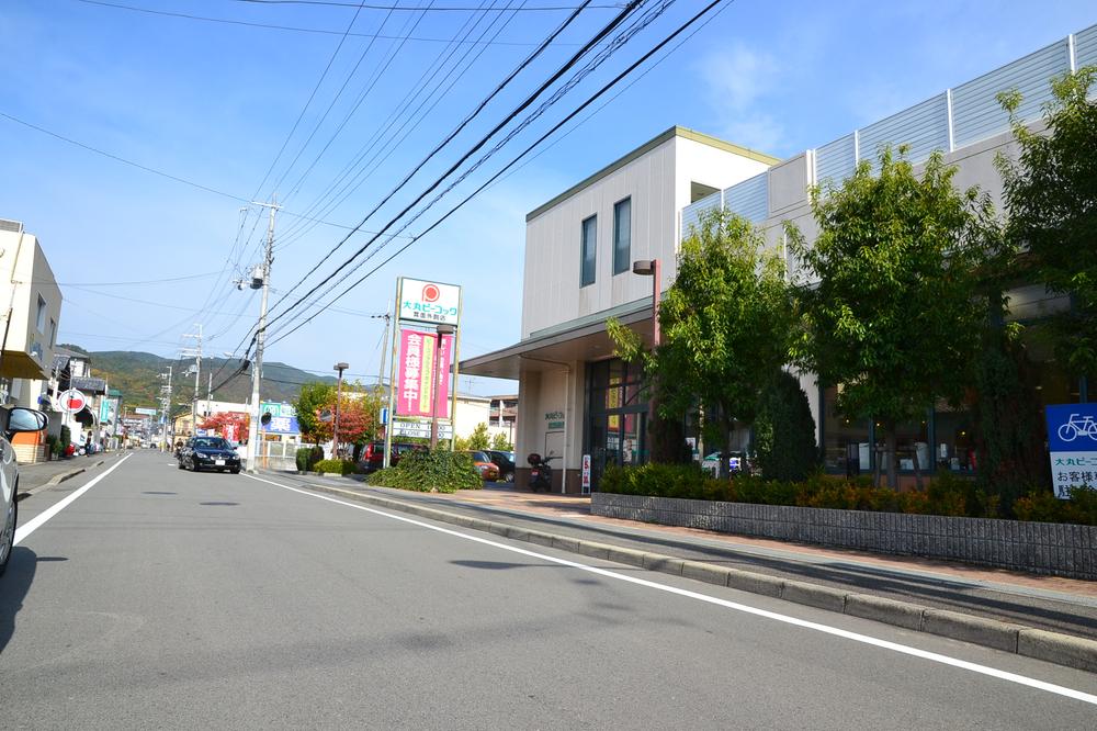 Other local. It is convenient there is a supermarket near. Local (March 2013) Shooting