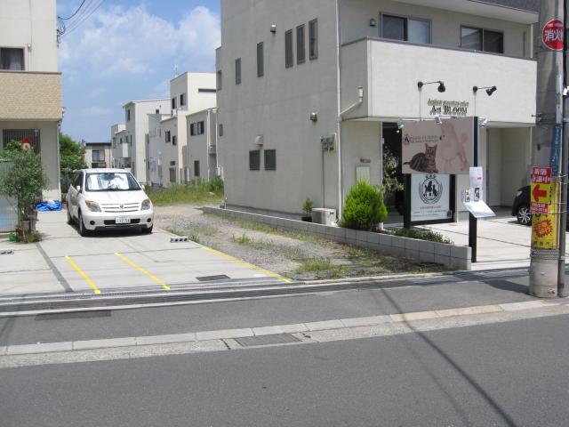 Local photos, including front road. Local (June 2013) shooting front road is spacious 6.6m