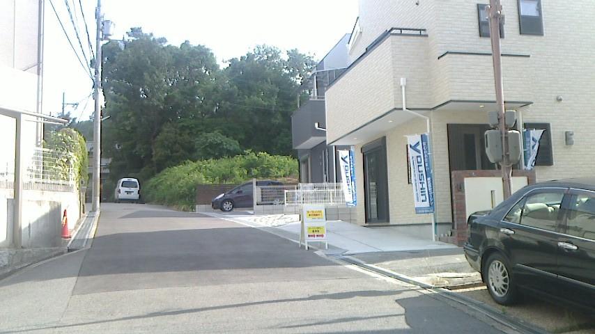 Local photos, including front road. Front road is about 5.7M, Traffic volume and out of the nearby car only.