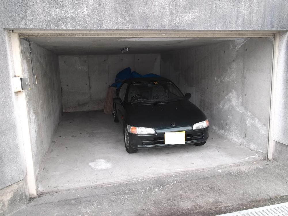 Parking lot. Local (December 2013), shooting (vehicle is out of sale)