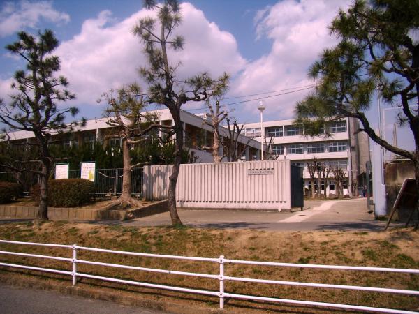 Junior high school. 750m to the third junior high school