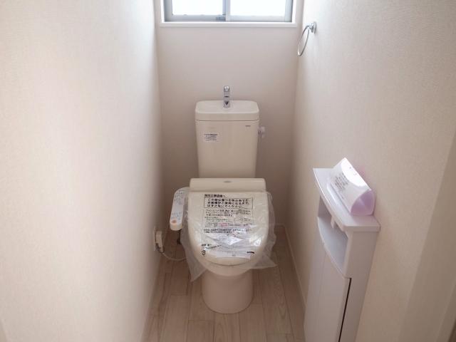 Toilet. Local (11 May 2013) Shooting