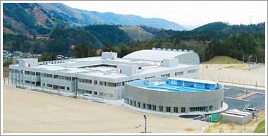 Primary school. Mino Tatsutome people Ryobi Small ・ In the 740m Minoo forest town until junior high school in Osaka Prefecture's first public facilities integrated elementary and junior high schools consistently "(nickname) roar only forest school". And Yoho-integrated facility also been established within the same site, 0 ~ Childcare in the forest town up to 15 years of age ・ It is possible to get an education.