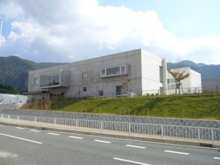 kindergarten ・ Nursery. Misuzu Gakuen Mori until the children Garden 740m roar only Mori Gakuen (Mino Tatsutome people Ryobi elementary school ・ Opened in the grounds of the junior high school). Facilities that take advantage of each of the goodness of nursery school and kindergarten.