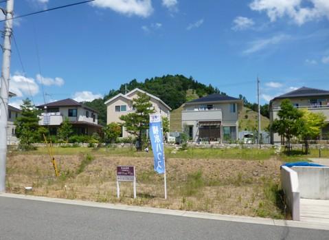 Local photos, including front road.  [Green road to partition] Two directions of the site is facing the road. One is facing the promenade provided with a green zone because, Others can enjoy the scenery as the scenic backdrop from the room, Sound and line-of-sight of the neighboring land has the advantage that less likely to care about.