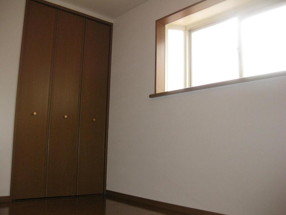 Non-living room. Each with a bay window Western style room