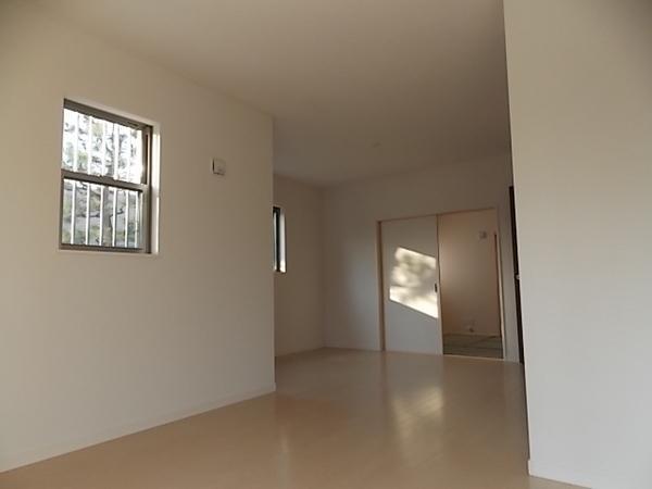 Living. Families gather living is bright south-facing ☆