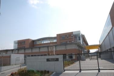 Primary school. Two schools eyes of public elementary and junior high schools consistently "Saito of the hill school" has opened in the spring of 2011, in the land of a 7-minute walk in the 560m in Osaka Prefecture to Minoo municipal elementary and junior high schools consistently. The development of solid academic achievement has been aimed at a consistent curriculum of nine years.