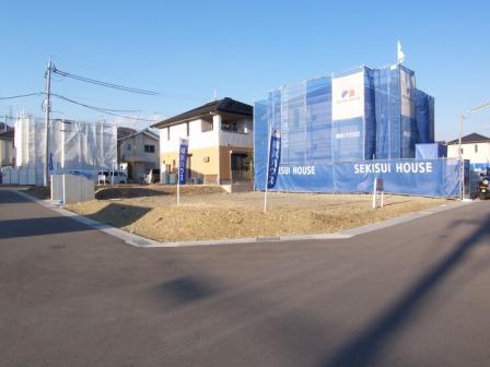 Other local. Sales compartment around. Less traffic of vehicle, It is a quiet residential area.