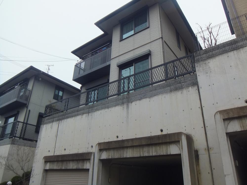 Other local. With shutter, In the garage, No worry about the car is weather-beaten! Two parking Allowed