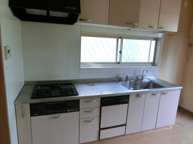 Kitchen. Lighting there is a window in the kitchen ・ Good ventilation