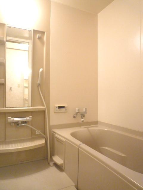Bathroom. Yes window