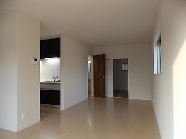 Living. Spacious living room, which was stuck in the open feeling and daylighting