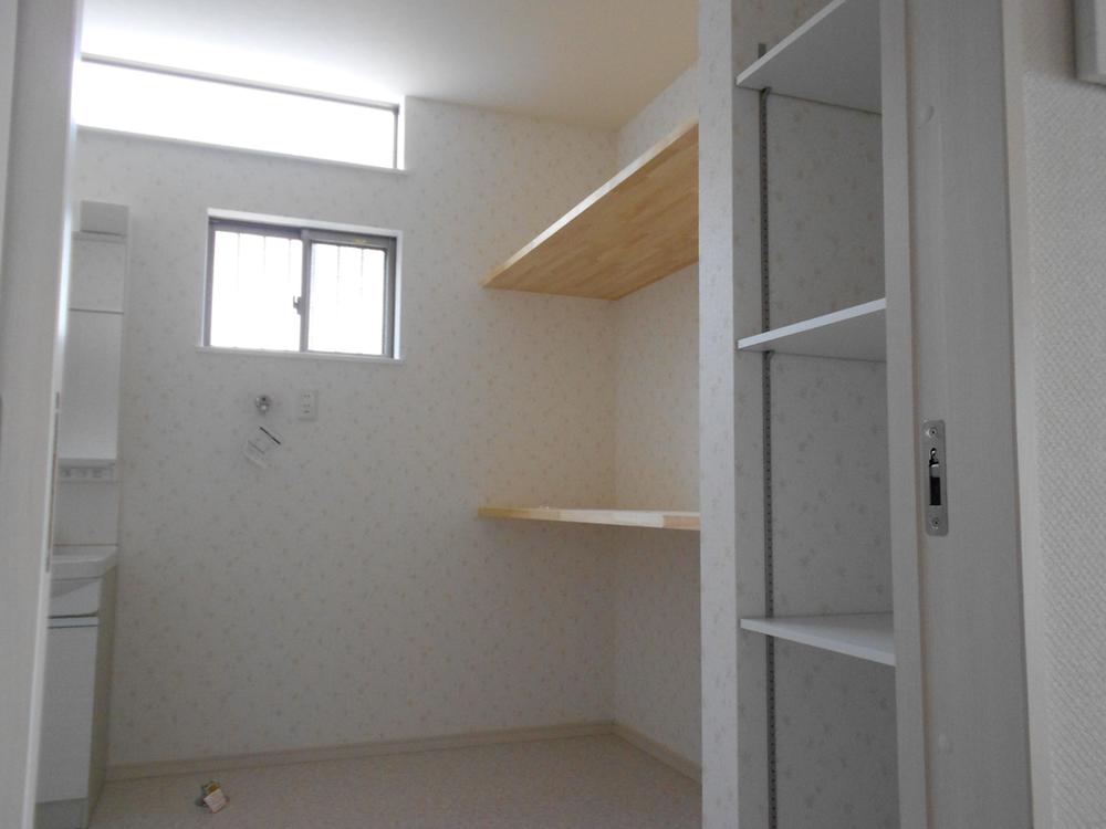 Wash basin, toilet. Indoor (07 May 2013) Shooting