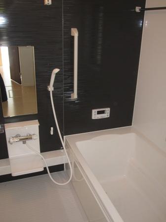 Bathroom. Handrail also with Jiiji, Baaba is also safe on