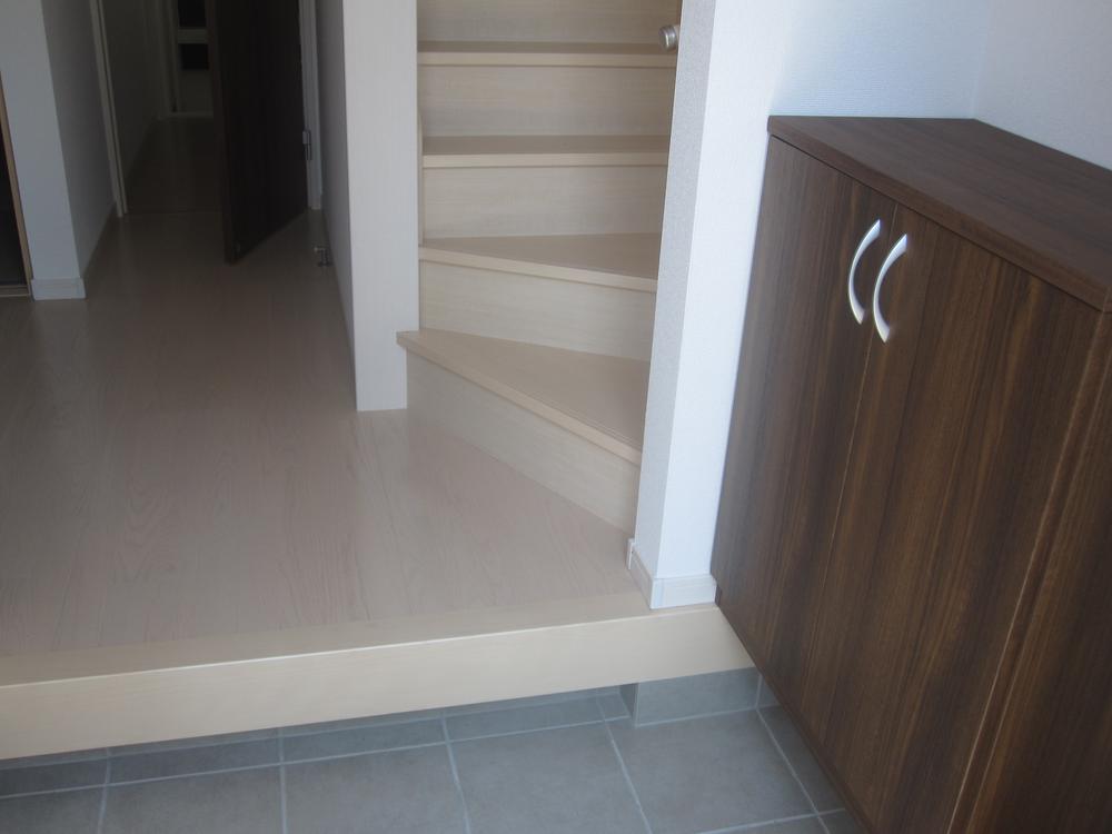 Entrance. I feel the touch with no per tones and white