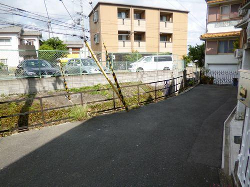 Local photos, including front road. Local (May 2012) shooting