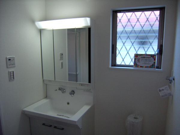 Wash basin, toilet. Three-sided mirror ・ Shower Faucets