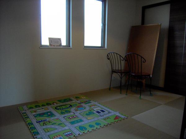 Non-living room. Living next to the Japanese-style room