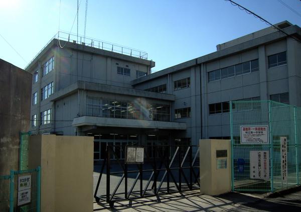 Junior high school. 1000m to the first junior high school