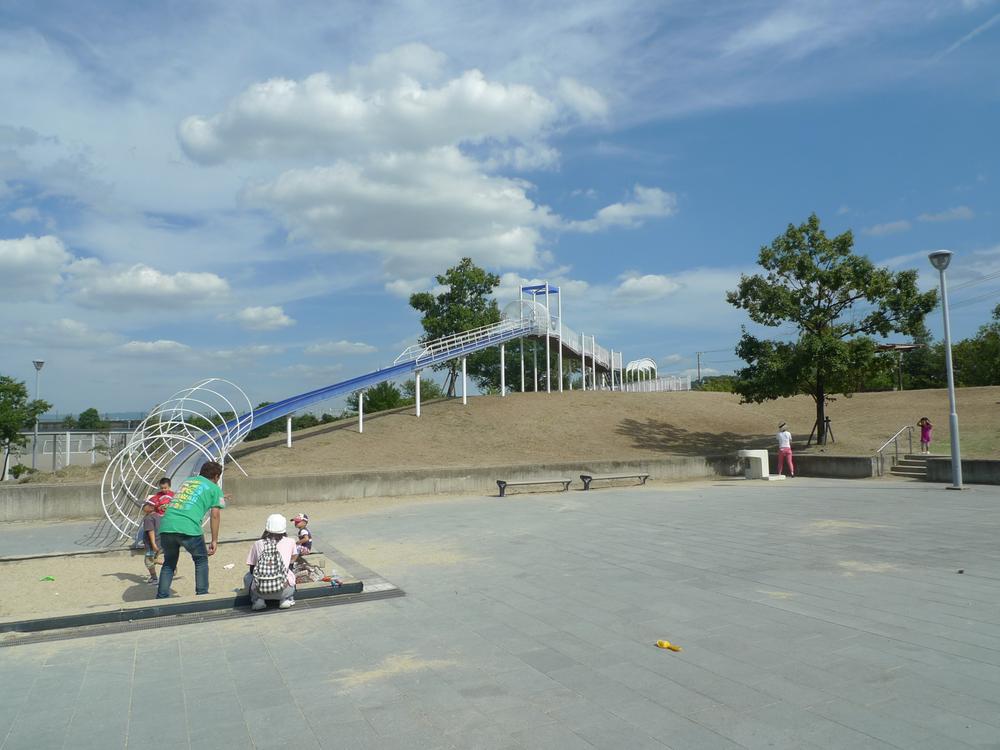 Streets around. Minase River parkland walk about 13 minutes There is such a big ground and slides, Weekends crowded with neighborhood children.
