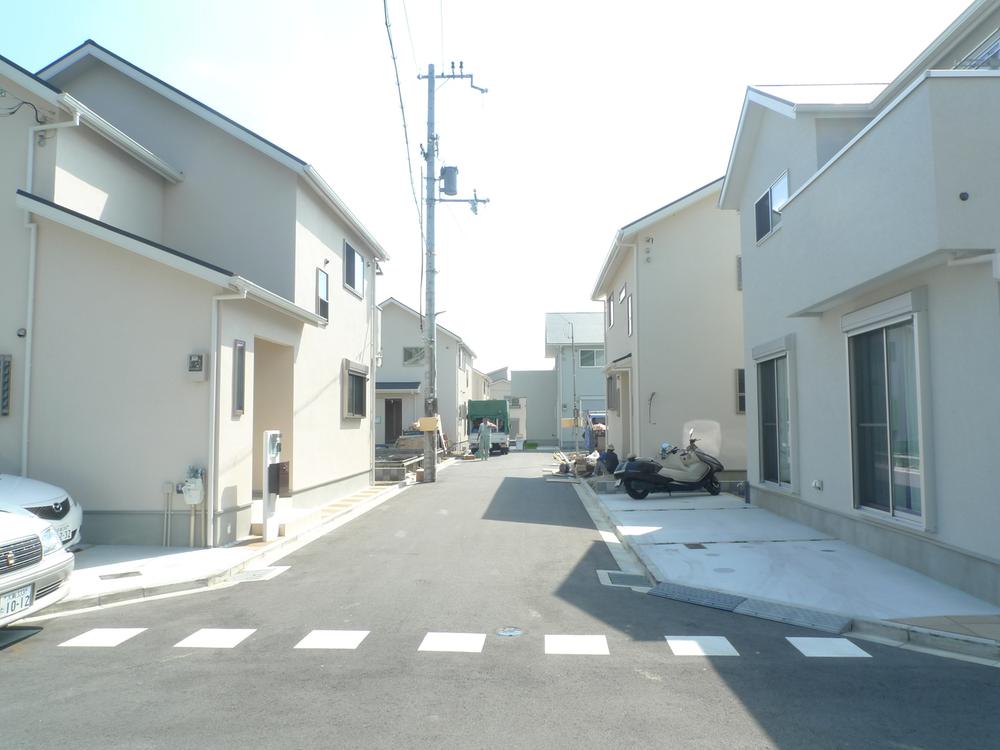 Local photos, including front road. Local (September 2013) Shooting Rooftops of 24 families began also move little by little.