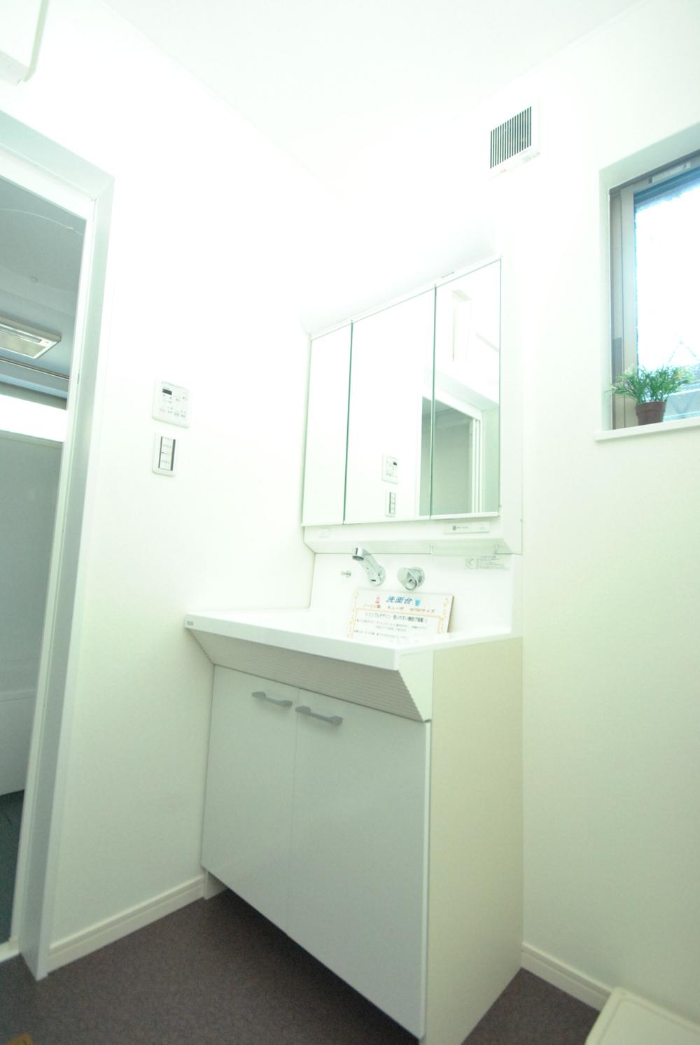 Wash basin, toilet. Indoor (12 May 2013) Shooting