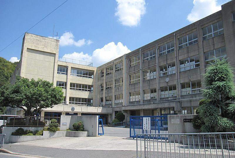 Junior high school. Shimamoto 1035m to stand second junior high school