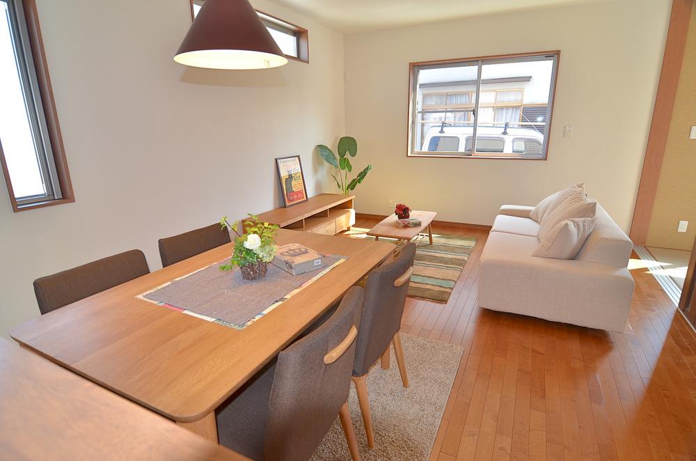 Local photos, including front road. Example of construction (living)