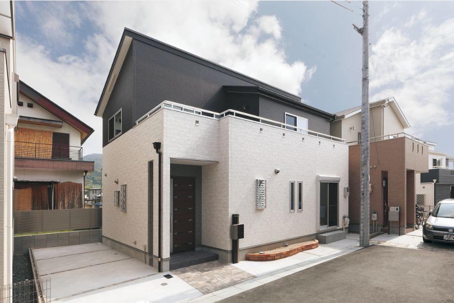 Local photos, including front road. Example of construction