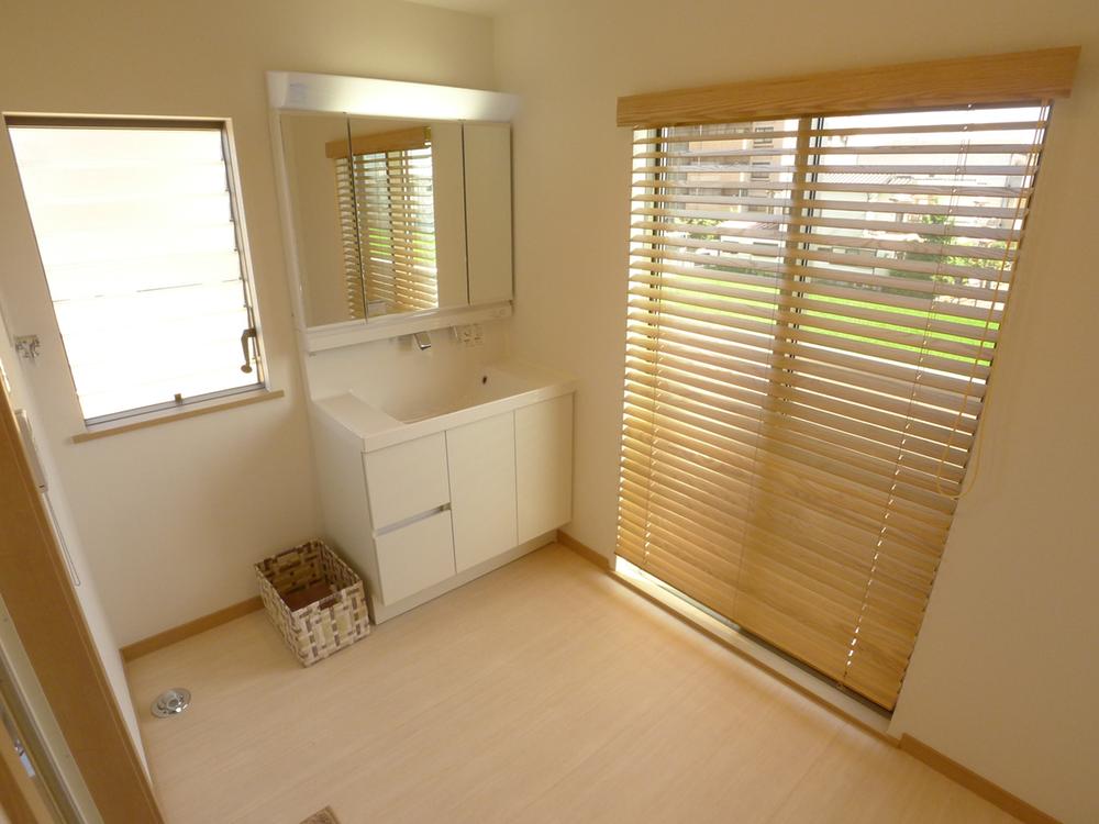 Model house photo. Home to the second floor there is a basin. As it will appear on the balcony in the bright upon.