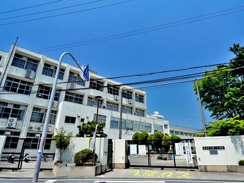 Primary school. Shimamoto 450m to stand first elementary school